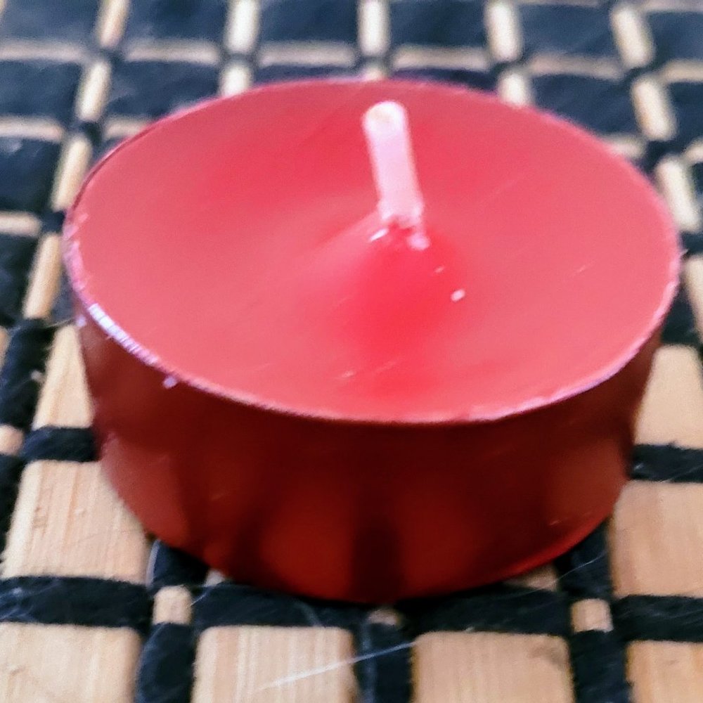 NWOT Cinnamon scented, red tea light candles